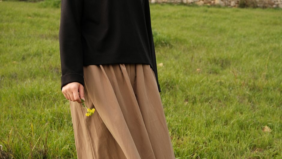 Composer un look “doux et romantique” avec des basiques