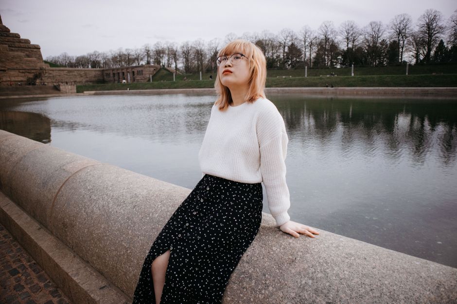 Composer un look “doux et romantique” avec des basiques