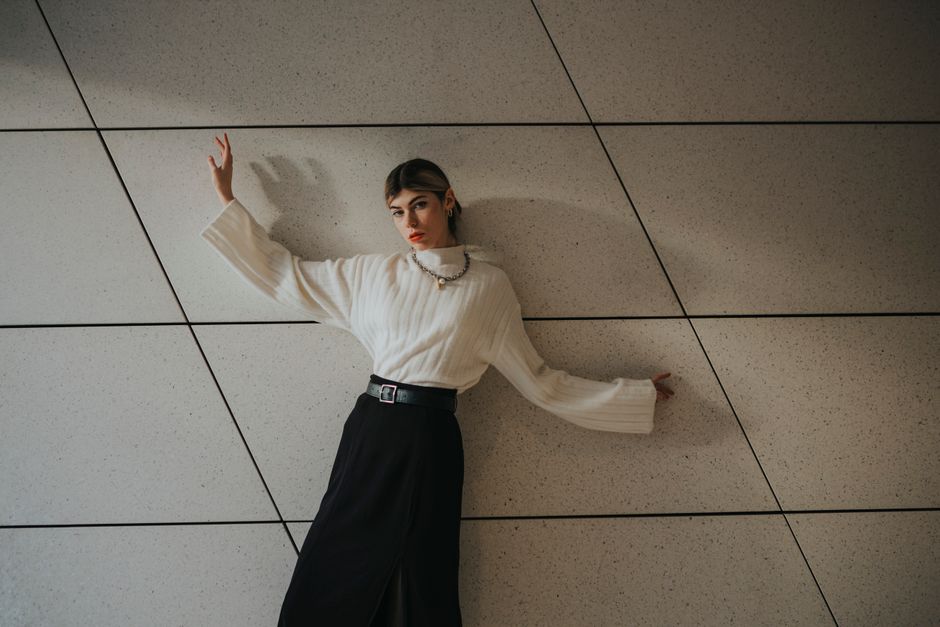 Composer un look “doux et romantique” avec des basiques